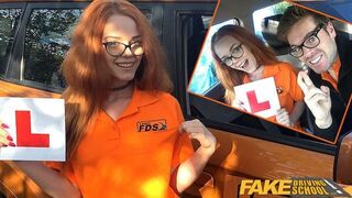 Фальшивый инструктор по вождению трахает свою симпатичную рыжую студентку-подростка в машине и дает ей сперму в жопе порно